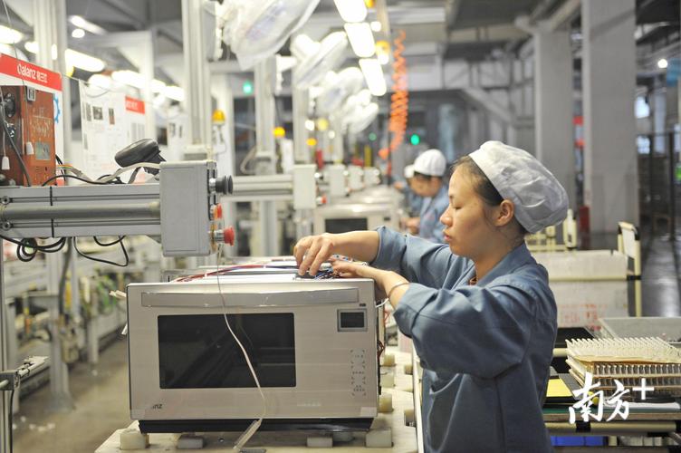 格兰仕微波炉生产线.南方日报记者 戴嘉信 摄